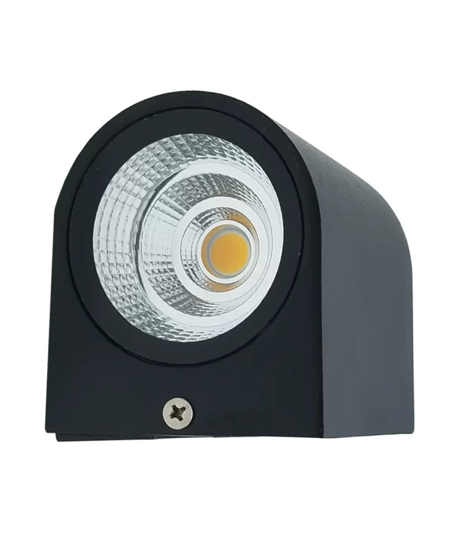 Con un diseño compacto y estético en color negro, esta lámpara  se adapta a cualquier estilo de decoración. Para exteriores